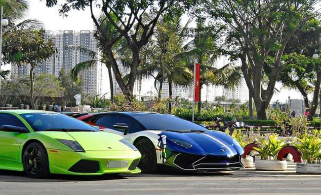 Trong 10 năm, đại gia Minh Nhựa từng sắm 5 siêu xe&nbsp;Lamborghini. Nam doanh nhân chia sẻ loạt ảnh về từng chiếc xe cùng cảm xúc: &#34;Con số 10 thật ấn tượng cho số năm Minh trải nghiệm về xe Lamborghini. Và con số 5 là số lượng xe Lamboghini từng sở hữu. Không đủ từ ngữ để thể hiện được&nbsp;cảm xúc với từng chiếc xe. Chỉ biết đến lúc này mới hiểu được&nbsp;giá trị của từng bức ảnh. Thời gian không&nbsp;bao giờ dừng lại, nhưng mình có thể dành vài giây để ghi nhận lại khoảnh khắc của bản thân và người bạn mình trân quý. Nhớ nhiều, yêu quý nhiều&#34;.
