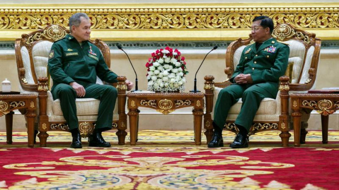 Bộ trưởng Quốc phòng Nga&nbsp;Sergei Shoigu (trái) gặp&nbsp;Tướng&nbsp;Min Aung Hlaing (phải) trong chuyến thăm thủ đô&nbsp;Naypyidaw hồi tháng 1. Ảnh: TASS