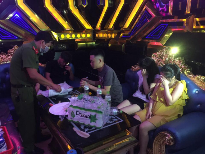 4 trong số 35 đối tượng tụ tập trong quán karaoke Kim Liên (Ảnh: Công an Quảng Trị)