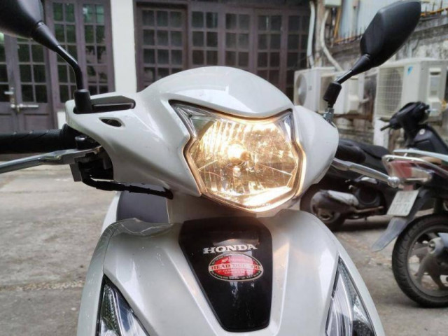 Thế giới xe - Bức xúc với đèn nhận diện ban ngày trên xe máy vì dùng sai cách