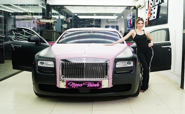 Mới đây, Ngọc Trinh vừa tậu thêm chiếc siêu xe Rolls-Royce Ghost Series I có giá hơn 10 tỉ đồng vào bộ sưu tập siêu xe đắt đỏ của mình.
