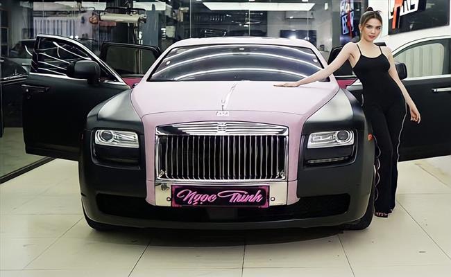 Xế hộp của cô nàng là chiếc Rolls-Royce Ghost thuộc phiên bản Series I, đã ngừng sản xuất từ 2013. Do đó, Ngọc Trinh phải mua xe theo diện đã qua sử dụng.
