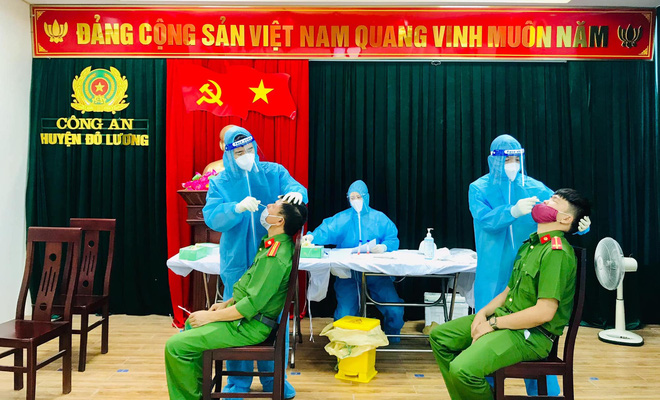 Lực lượng y tế lấy mẫu xét nghiệm COVID-19 cho toàn thể cán bộ Công an huyện Đô Lương (Nghệ An).