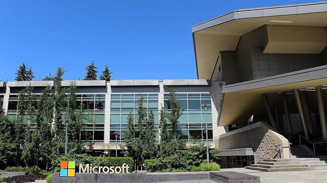Microsoft chính thức trở thành công ty trị giá 2.000 tỷ USD nhưng vẫn theo sau Apple.