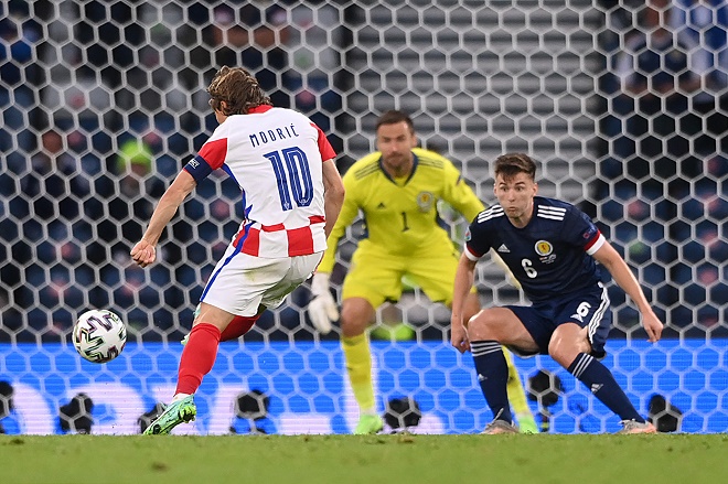 Modric lập siêu phẩm để đời vào lưới Scotland