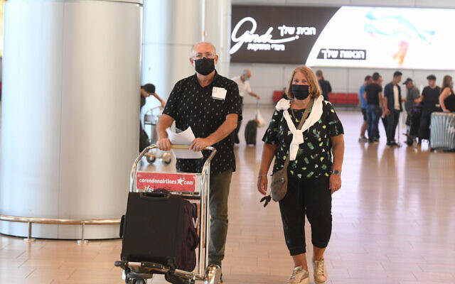 Hành khách tại sân bay quốc tế&nbsp;Ben Gurion, Israel, hôm 21/6. Ảnh: TOI