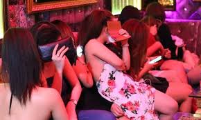 Các bé gái bị ép phải viết giấy nợ và bị khống chế, ép buộc phải đi làm ở quán karaoke, massage.