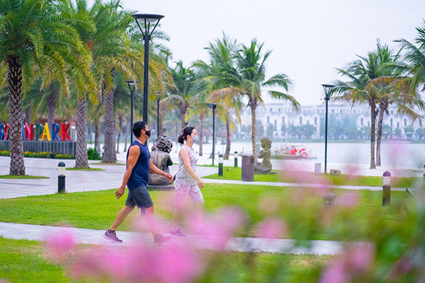 Không gian rộng thoáng với các hồ nước, công viên cây xanh, quảng trường giúp cư dân yên tâm vận động mà vẫn giữ khoảng cách an toàn