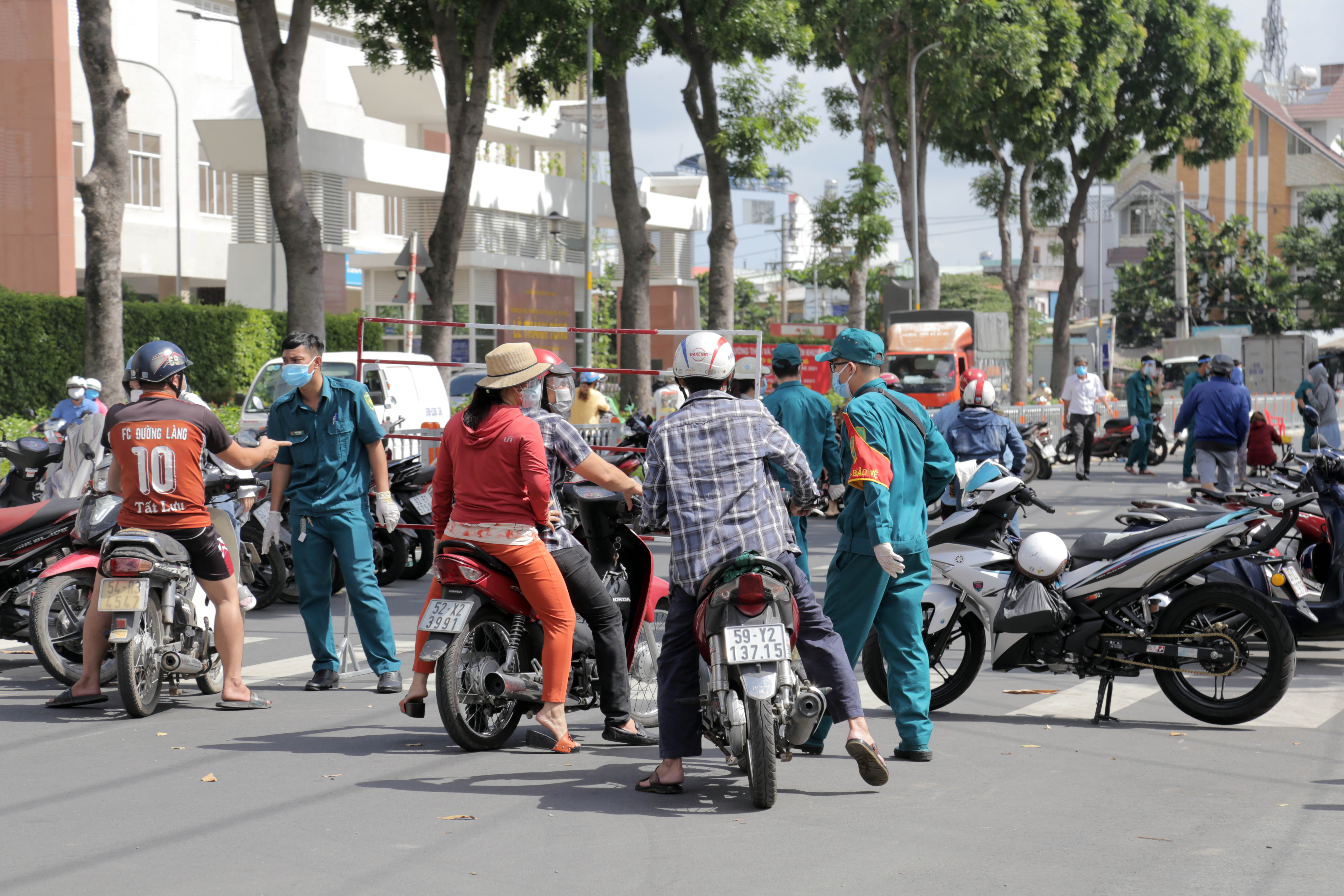 Ảnh: Phong tỏa mọi ngóc ngách, xét nghiệm hàng trăm người tại chợ ở Tân Phú vì dịch COVID-19 phức tạp - 9