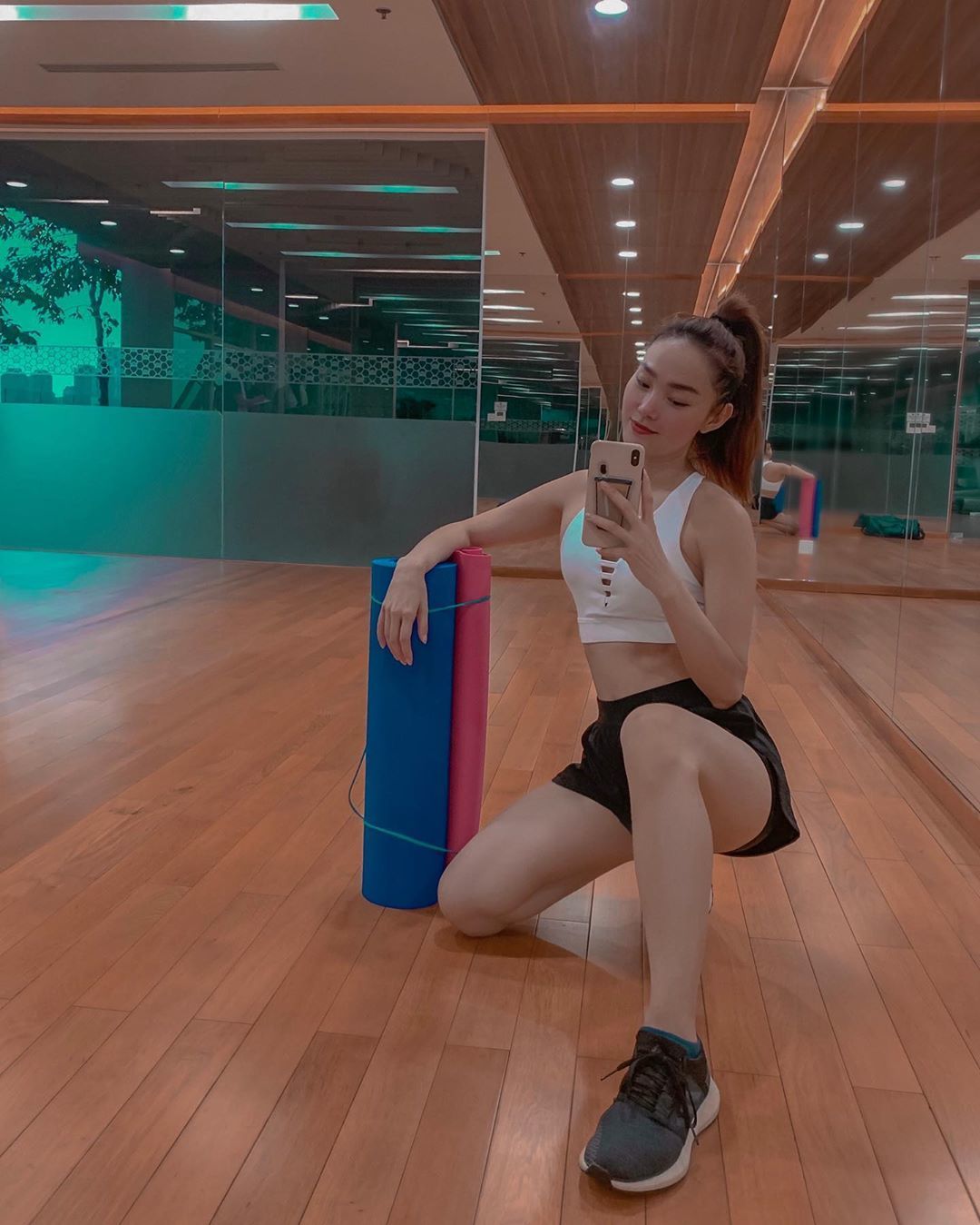 Ngoài gym, cô còn kết thân với bộ môn tennis và sexy dance.