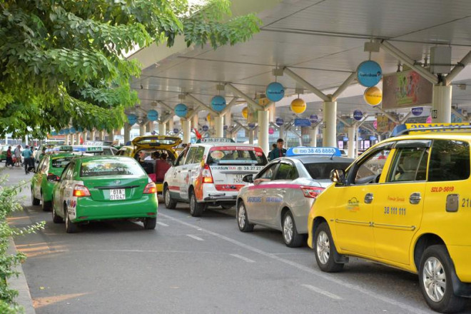 200 taxi của Công ty Ánh Dương Việt Nam và 200 taxi của Tập đoàn Mai Linh được phép hoạt động phục vụ nhu cầu khẩn cấp của người dân TP. Ảnh: HÀ KHÁNH