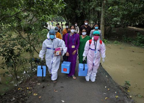 Nhân viên y tế tham gia chiến dịch tiêm vắc-xin Covid-19 tại bang Tây Bengal - Ấn Độ hôm 21-6 Ảnh: REUTERS