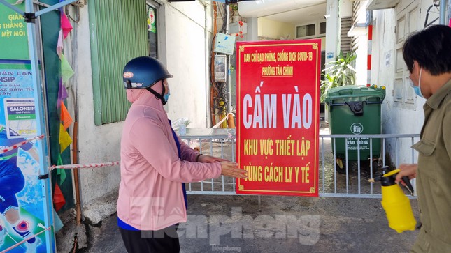 Theo BS Tôn Thất Thạnh, Giám đốc Trung tâm Kiểm soát bệnh tật TP Đà Nẵng đã qua ít nhất 2 chu kỳ lây lan của dịch bệnh, nếu các cơ quan chức năng không làm tốt thì các ca sẽ tăng lên qua thêm chu kỳ 3. Ngoài ra, chủng virus lần này có thể là chủng Delta có khả năng lây nhiễm trong không khí, tốc độ lây nhiễm nhanh, vì vậy người dân phải hết sức đề phòng. Ảnh: Thanh Trần.