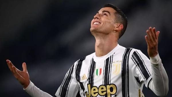 Ronaldo mặc áo dài tay ở CLB Juventus. Ảnh: Getty Images.