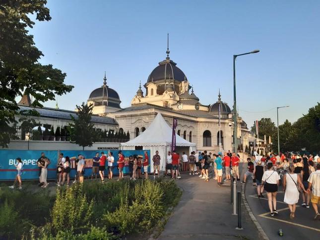 Cổ động viên Hungary xếp hàng vào Fanzone ở thủ đô Budapest cổ vũ cho tuyển Hung trong trận đấu với Đức