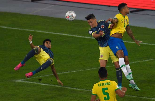 Luis Diaz ngả người móc bóng khiến ĐT Brazil nhận bàn thua đầu tiên sau 3 trận tại Copa America năm nay