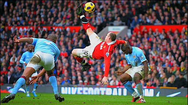 Rooney cũng từng khiến các fan mê mẩn với siêu phẩm "xe đạp chổng ngược" ở trận derby thành Manchester cách đây tròn 1 thập kỷ