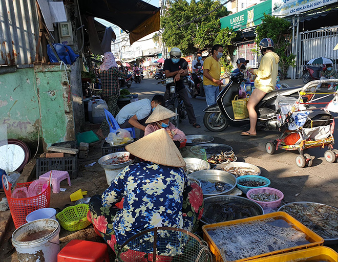 TP.HCM đã phát hiện các ca bệnh COVID-19 tại một số khu chợ đầu mối trên địa bàn và có thể lây giữa các chợ do tiểu thương đến lấy hàng và di chuyển về nơi mình buôn bán