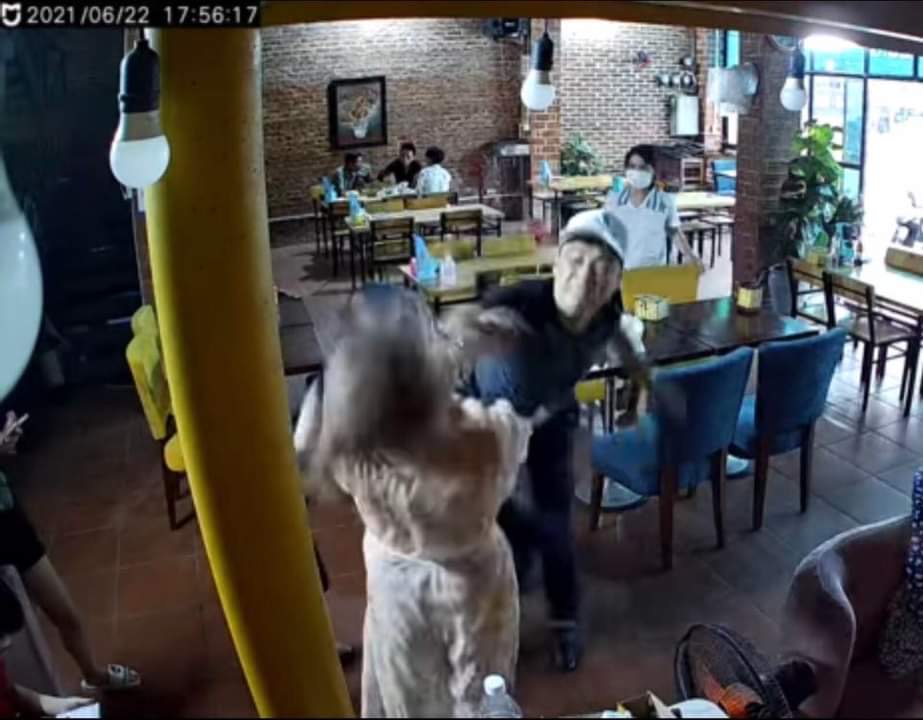 Camera an ninh trong quán ăn đã ghi lại hình ảnh “cô Xuyến” bị hành hung.