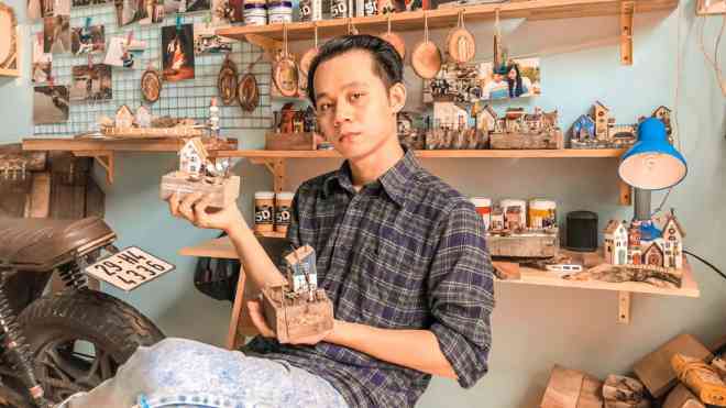 Trần Minh Tân và đam mê biến vụn gỗ thành tác phẩm mang văn hóa Việt Nam
