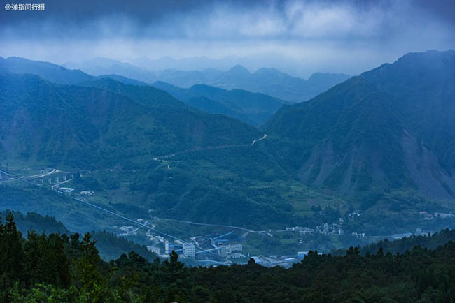 Vào mùa hè, nhiều người có xu hướng tìm đến những nơi mát mẻ để nghỉ dưỡng. Thế mà ở thành phố này, người dân chẳng cần đi đâu xa, bởi nhiệt độ quanh năm mát mẻ, mùa hè chỉ có 19 độ.
