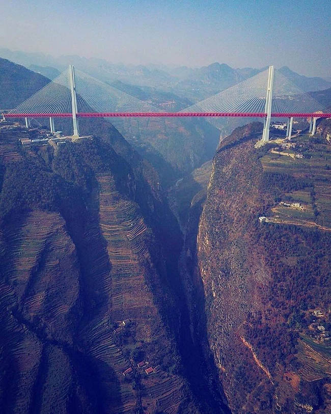 Ngoài ra, có một cây cầu cao nhất Trung Quốc, nối liền thị trấn Khúc Tĩnh ở tỉnh Vân Nam với thành phố Lục Bàn Thủy tỉnh Quý Châu. Hẻm núi lớn hình chữ "U" trên sông Bắc Bàn ở đây sâu 600m, có một cây cầu rất hùng vĩ và tráng lệ vắt ngang giữa những ngọn núi và hẻm núi trong vị thế ngoạn mục.
