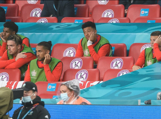 Vẻ mặt buồn bã của Sancho khi ngồi ghế dự bị tuyển Anh ở Euro 2020. ẢNH: GETTY