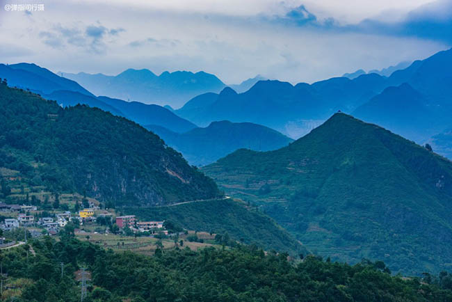 Lục Bàn Thủy tọa lạc tại một vị trí độc đáo, là thành phố nằm trên khu vực cao nhất tỉnh Quý Châu. Nơi này chịu ảnh hưởng của vĩ độ thấp và độ cao nên không có nắng nóng gay gắt như nhiều nơi khác vào mùa hè, cũng không bị lạnh buốt vào mùa đông, tỷ lệ rừng che phủ đạt 61%.
