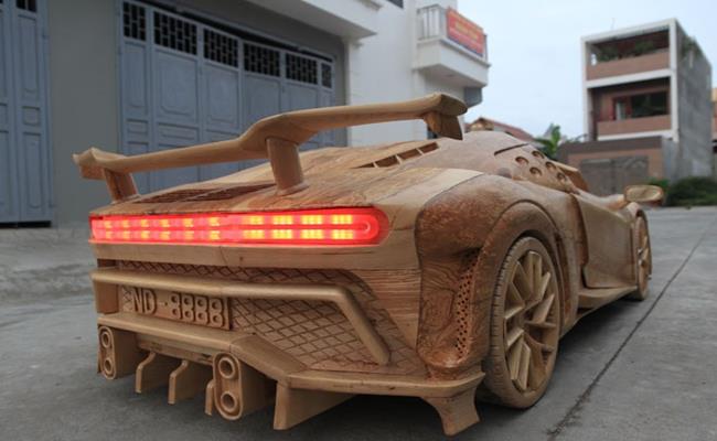  Ngoài hệ động lực và hệ thống đèn LED, phần còn lại của mô hình này đã được làm hoàn toàn từ gỗ sồi (từ khung xe tới thân vỏ và thậm chí cả bánh). Do đó, trọng lượng xe lên tới 350kg. 
