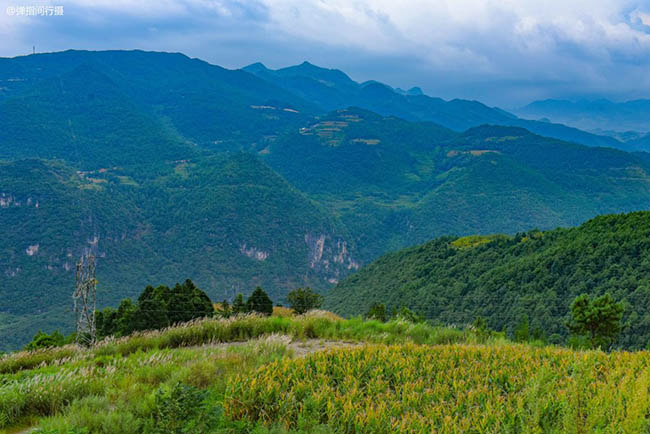 Lục Bàn Thủy không chỉ có khí hậu ôn hòa mà phong cảnh núi non ở đây rất đẹp. Đây là một thành phố giàu tài nguyên thiên nhiên, có rừng, núi, hang động, hồ nước…, ước tính có khoảng 11 khu du lịch xếp hạng cao thứ 2 trong 5 cấp xếp hạng thắng cảnh của Trung Quốc  và một công viên ở trên núi.
