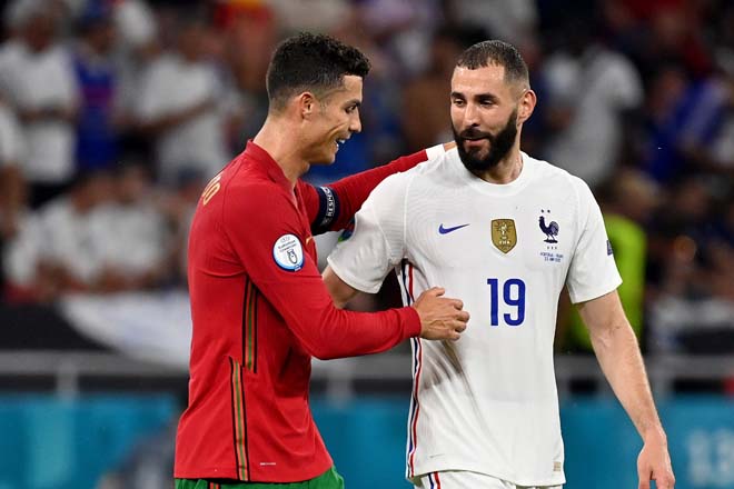 Đây là hình ảnh giữa Ronaldo và Benzema sau khi hiệp 1 kết thúc