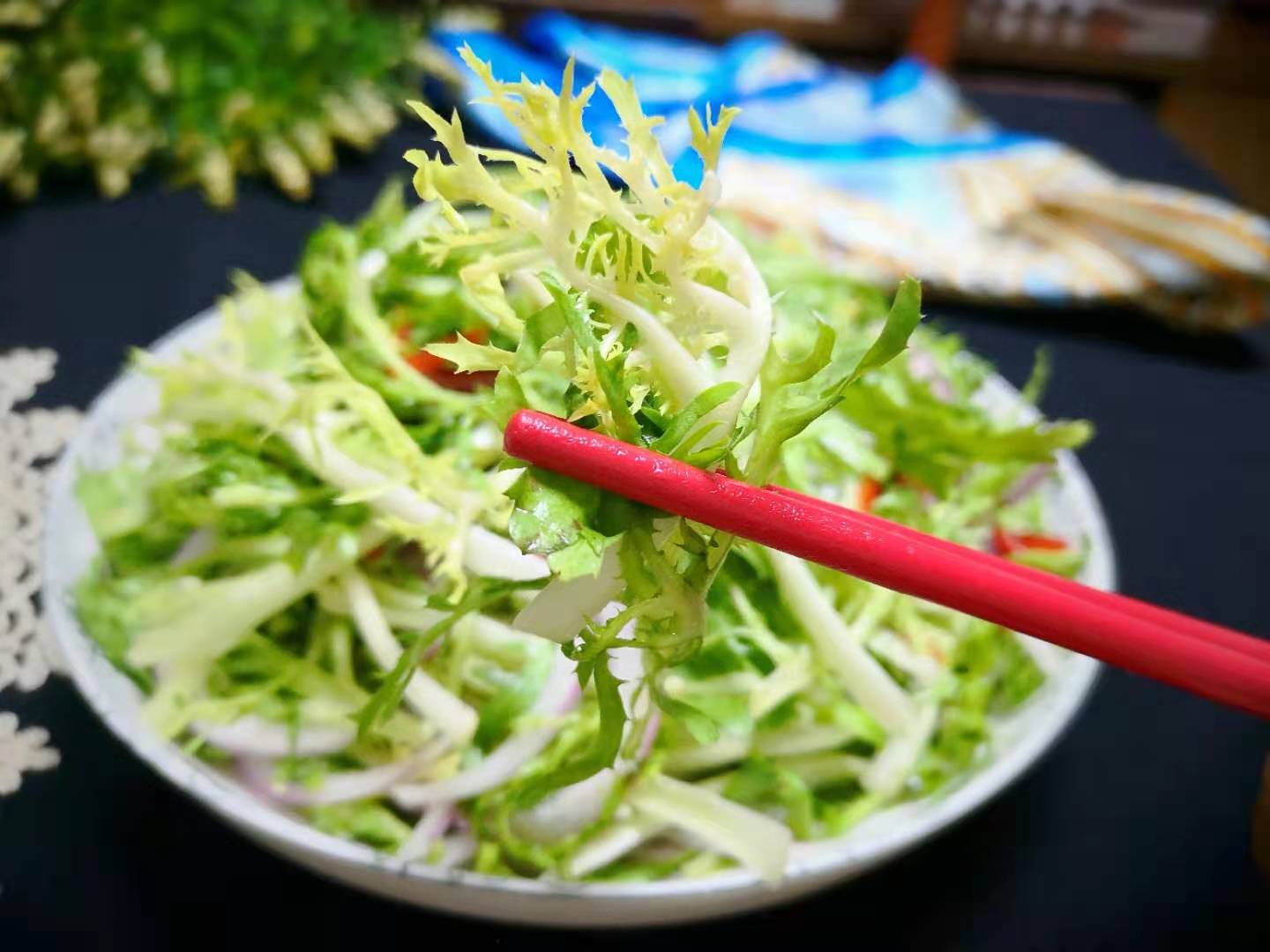 Loại rau rẻ bèo ngoài chợ không chỉ là &#34;thần dược&#34; giải độc gan còn làm salad cực ngon - 1