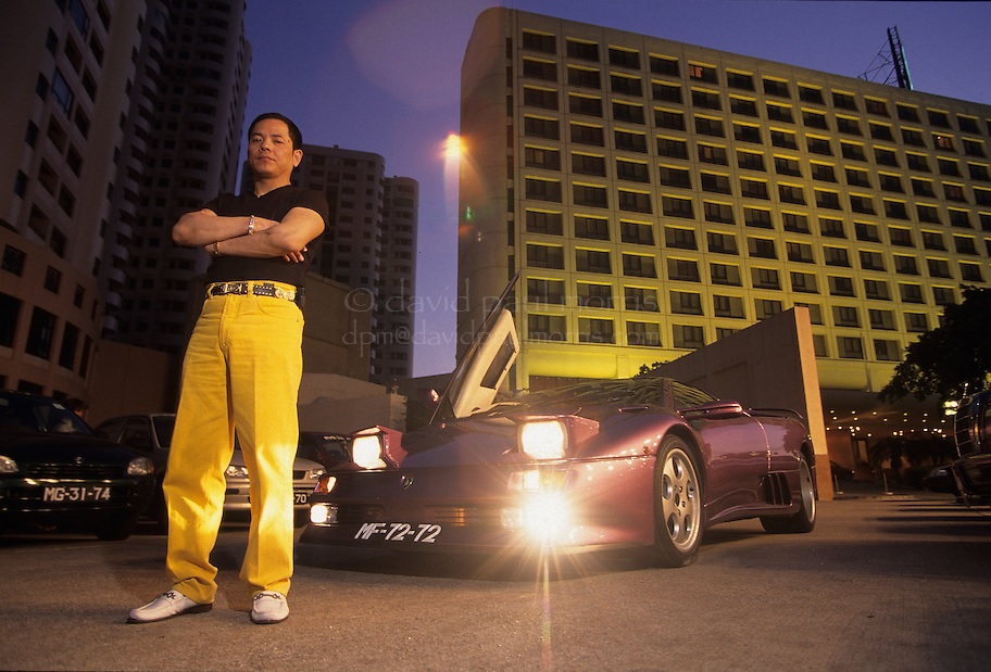 Doãn Quốc Câu đứng bên cạnh chiếc siêu xe Lamborghini Diablo màu tím ưa thích ở Macau năm 1998.