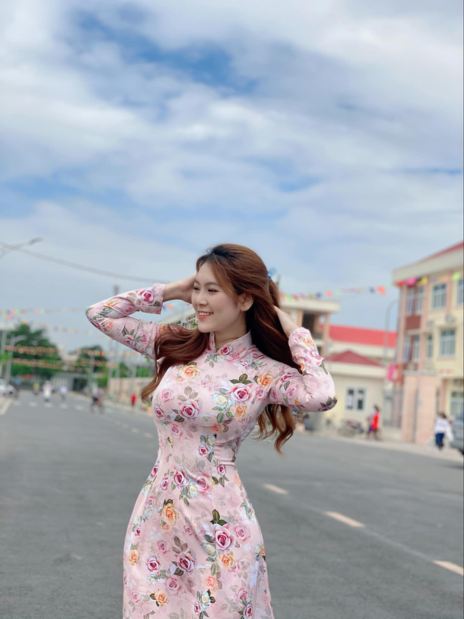 Trần Nam Trân (sinh năm 1996, cựu nữ sinh trường Đại học Sư phạm TP.HCM) nổi tiếng với danh xưng "cô giáo tiểu học xinh như hot girl".  
