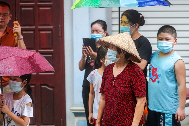 Sự kiện giải cứu ba cá thể gấu ngày hôm nay ở Lạng Sơn đã thu hút sự tò mò của nhiều người dân xung quanh, đặc biệt là trẻ em.