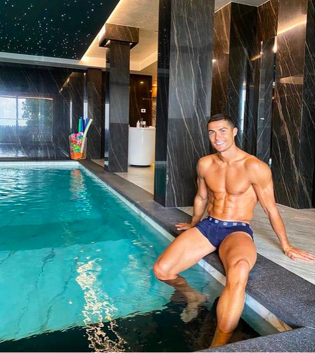 Ronaldo bên bể rơi riêng trong biệt thự. (Ảnh: The Sun)