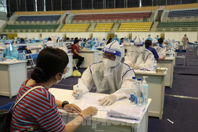 Sau khi qua các khu vực khai báo, người dân được vào khu vực khám sàng lọc trước tiêm để đảm bảo an toàn tiêm chủng.