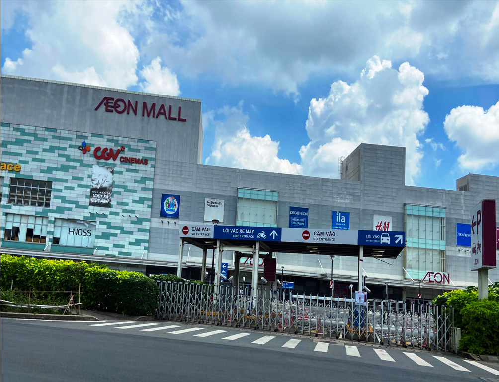 Với 16.000m2 diện tích bán hàng, TTTM Aeon Mall Tân Phú thuộc loại lớn nhất Việt Nam. Ngày thường, khách hàng đến đây vui chơi mua sắm rất nhộn nhịp. Trung tâm này cũng được xem là nơi mua sắm nhộn nhịp bậc nhất ở TP.HCM.