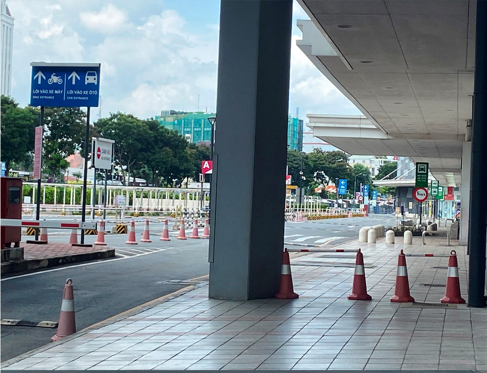 Ghi nhận trưa 26/6, nhiều khách hàng đến TTTM Aeon Mall Tân Phú bất ngờ khi thấy nơi này đóng cửa nên đành quay xe ra về. Bên trong và bên ngoài trung tâm vắng vẻ chưa từng thấy sau khi nơi này tạm dừng hoạt động.