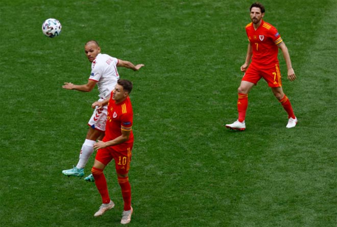 Martin Braithwaite (Đan Mạch) tranh chấp bóng bổng với Aaron Ramsey (xứ Wales)