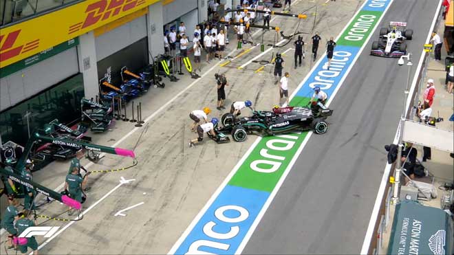 Bottas bị trượt trong pit-lane do lốp quá nguội