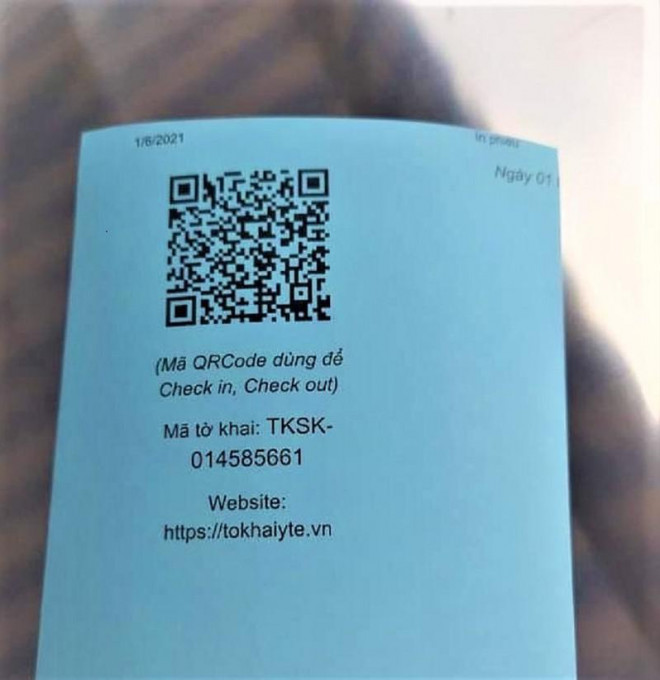 Mặt sau thẻ ra vào chợ có mã QR code để ban quản lý chợ quét khi người dân đến chợ mua săm. Ảnh: B.TÙNG