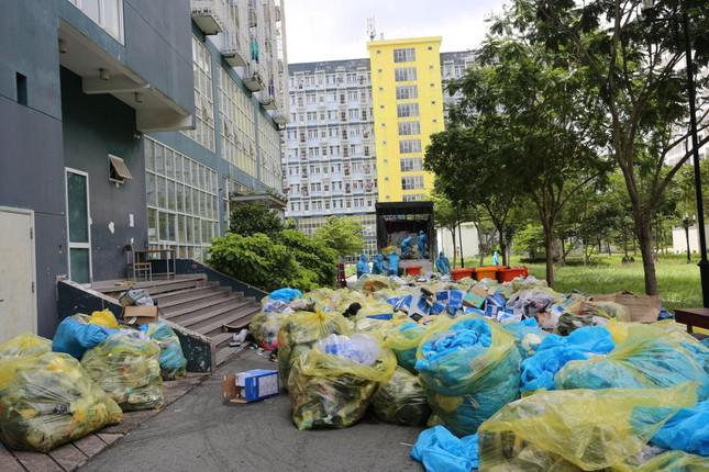 Có hơn 50 tấn rác sinh hoạt đã bị tồn đọng trong khu cách ly tập trung