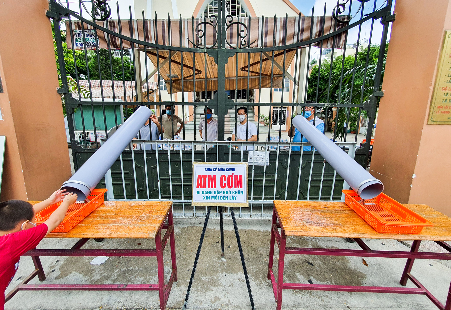 Khoảng 1 tuần nay, nhà thờ Tân Sa Chậu (đường Lê Văn Sỹ, quận Tân Bình) lắp đặt mô hình máng trượt bằng ống để phát các phần cơm, bánh mì, gạo… phục vụ miễn phí cho người dân trong mùa dịch COVID-19.