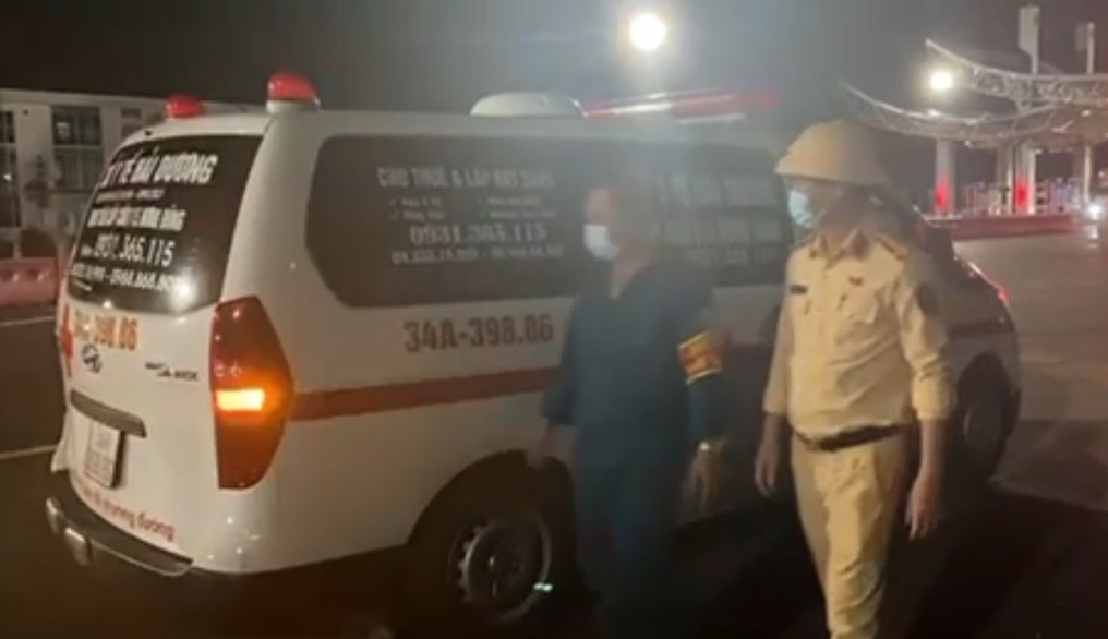 Lực lượng CSGT kiểm tra xe cứu thương.