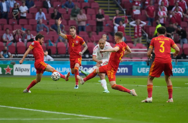 Martin Braithwaite ra chân quyết đoán để ghi bàn nâng tỷ số lên 4-0 cho ĐT Đan Mạch