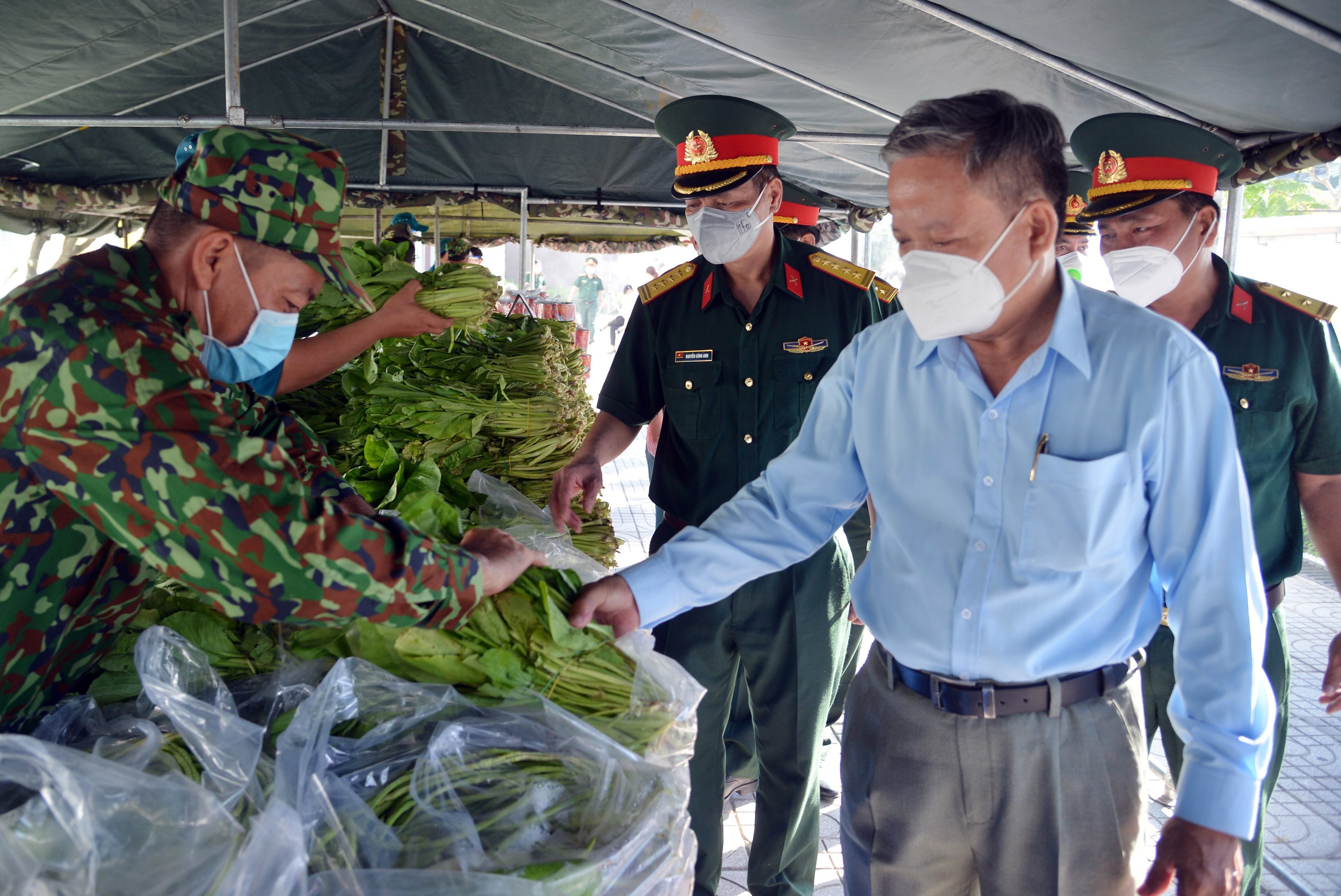 &nbsp;Hàng hóa bên trong “Gian hàng 0 đồng” khá phong phú. Các mặt hàng như rau, quả, trứng gà đều do lực lượng bộ đội của Bộ tư lệnh Quân khu 7 tự sản xuất.