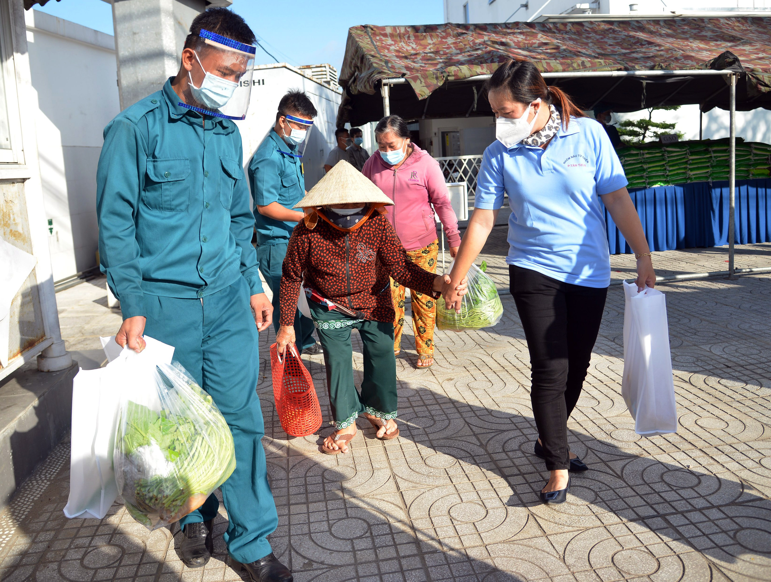 Những người lớn tuổi đến “Gian hàng 0 đồng” được lực lượng chức năng hỗ trợ, vận chuyển gạo, rau. “Quán ăn tôi phụ làm đóng cửa vì dịch, mấy nay thất nghiệp toàn ở nhà không à. Giờ được nhận gạo, rau, nước mắm, dầu ăn… miễn phí tôi mừng lắm”, cô Lê Thị Linh chia sẻ.