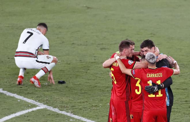 Ronaldo cay đắng khi bị thủ môn Courtois lừa qua, giúp Bỉ có bàn thắng
