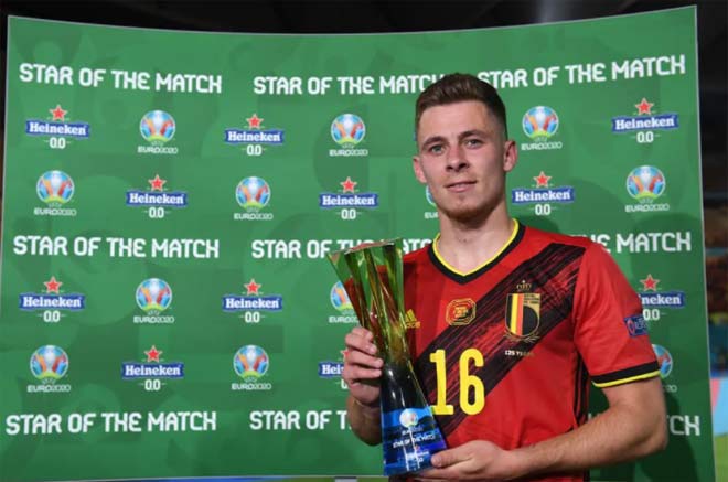 Thorgan Hazard được UEFA trao giải "Cầu thủ xuất sắc nhất trận" khi lập siêu phẩm giúp Bỉ loại Bồ Đào Nha